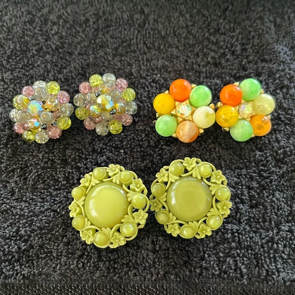 Whimsical set of fun vintage clip on earrings - Picture 1 of 6